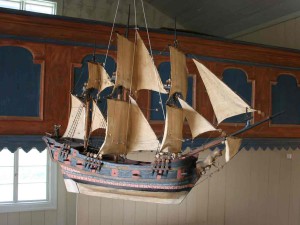 VIIKON 8 KYSYMYS: Miksi kutsutaan kirkoissa olevia pieniä laivoja?